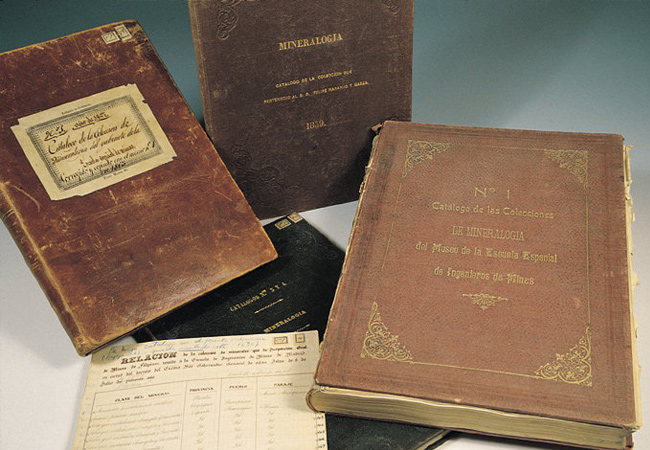 Algunos de los catálogos antiguos del MHMFBG. Foto: M. Sanchís.