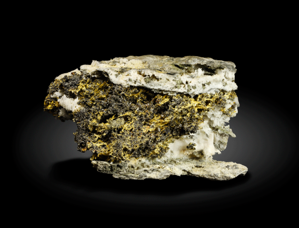 Oro (electrum) en altaíta. Colección de minerales de Filipinas.